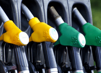 Governo estadual fiscaliza postos de combustíveis para cobrar redução no preço da gasolina e etanol.