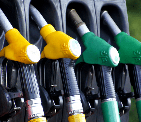 Governo estadual fiscaliza postos de combustíveis para cobrar redução no preço da gasolina e etanol.